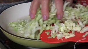 Макароны с мясом и капустой на сковороде-вкусный обед