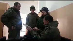 Офицер учит солдата определять время по аналоговым часам