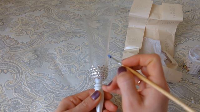 Белоснежные свадебные бокалы со стразами своими руками/свадебные фужеры в белом цвете