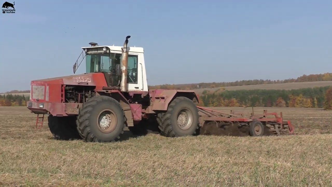 Кировец К744 культивирует John Deere 6150М прикатывает почву