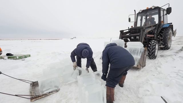 Резка льда в Затоне для строительства Ледяного городка в Барнауле