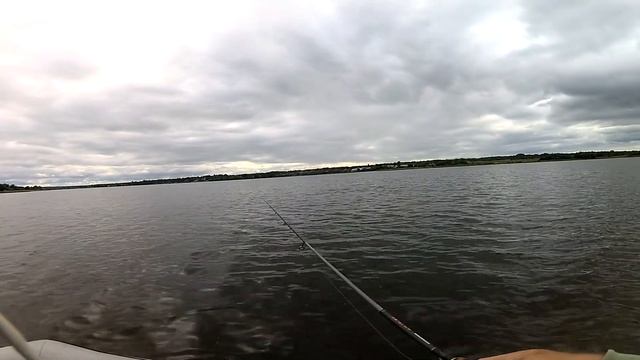 РЫБАЛКА НА ЩУКУ НА ОЗЕРЕ. Подбираем приманку на щуку. Спиннинг с лодки. Ловля щуки с лодки. смотреть онлайн