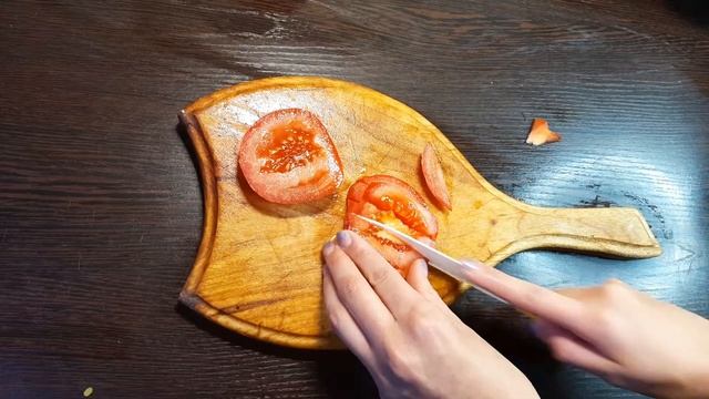 Куриная отбивная с колбасой и помидором. Праздничное блюдо