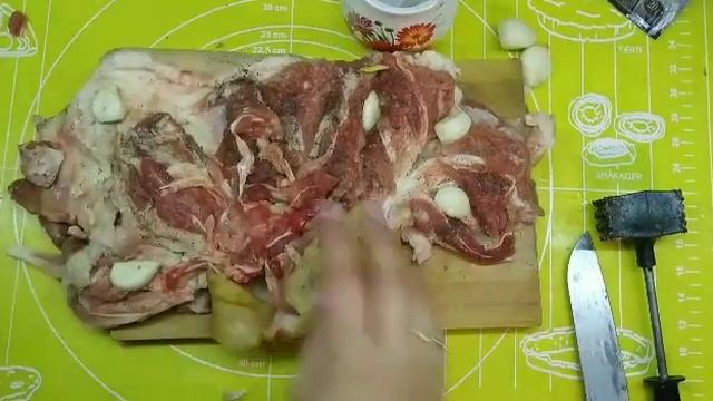 Вкусная сочная запечённая рулька в фольге.