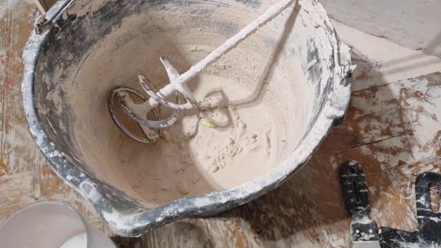 Дешёвый и быстрый способ очистки от старого раствора шпателей, венчиков и вёдер. Часть 1. смотреть онлайн