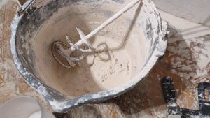 Дешёвый и быстрый способ очистки от старого раствора шпателей, венчиков и вёдер. Часть 1.