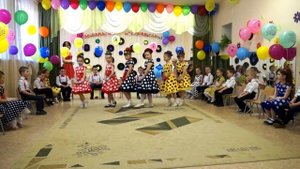 Яркие костюмы и весёлый весенний танец на выпускном в детском саду