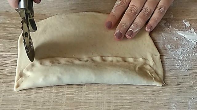 Булочки с джемом из дрожжевого теста на кефире.