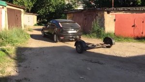 Прицеп для буксировки автомобиля.