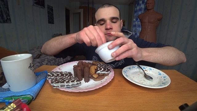 МУКБАНГ АСМР СЛАДОСТИ: ШОКОЛАД СГУЩЕНКА РУЛЕТИКИ ГОРБУШКИ РЖАНЫЕ ПЕЧЕНЬЕ ЧАЙ / EATING ASMR Mukbang смотреть онлайн