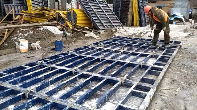 Монолитные работы. Сборка съемной щитовой опалубки.