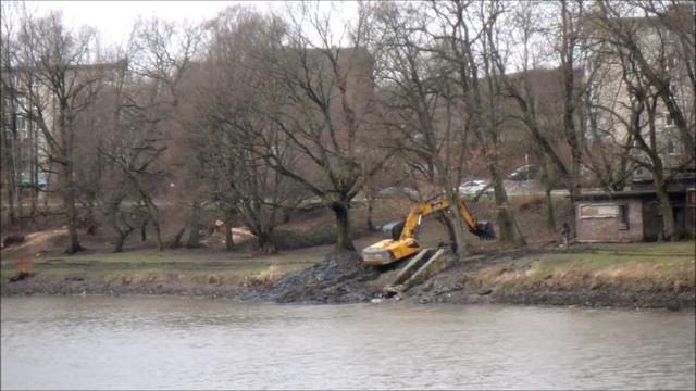 Экскаватор JCB поднимается на берег