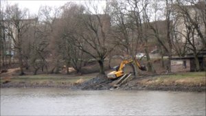 Экскаватор JCB поднимается на берег