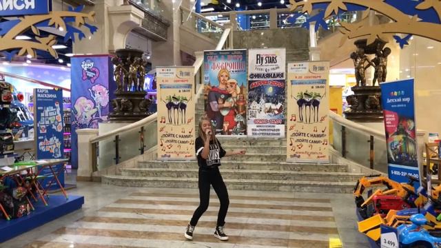 "На дискотеке" живое выступление Анны Крюковой Ann Ci в магазине Детский мир смотреть онлайн