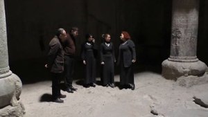 Армения Церковные песнопения в храме вырубленном в скале
