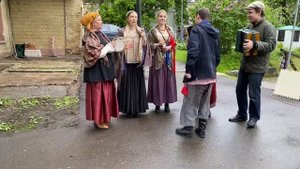 Земляничка-ягодка во бору родилася