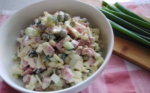 Салат "Нежный" с плавленным сырком и колбасой.
Салат "Нежный" с плавленным сырком и колбасой.