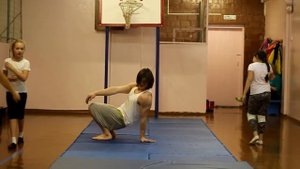 Как научиться делать китайский фляк Suicide kip up tutorial