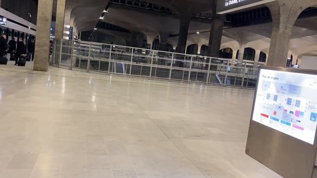 France Paris Charles De Gaulle Airport (CDG) to Paris Centre by train (tutorial) смотреть онлайн