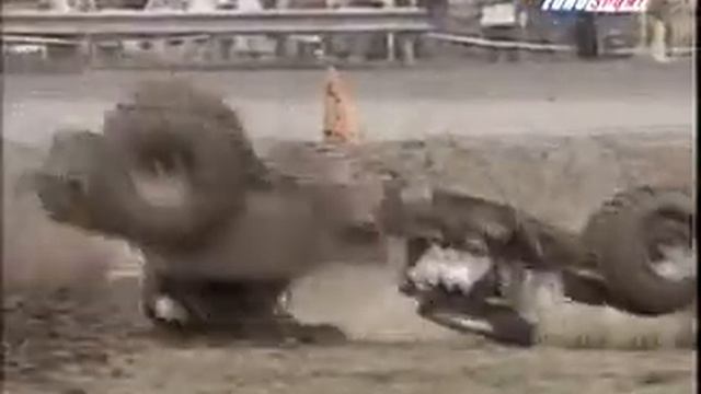 Буксует.И перевернулся.ЖЕСТЬ!!!Смотрим ВСЕ!!! смотреть онлайн