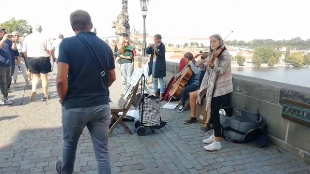 Уличные музыканты. Прага, Карлов мост смотреть онлайн