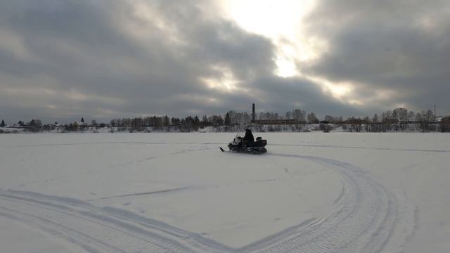 РЕБЁНОК В ДВА ГОДА КАТАЕТСЯ НА СНЕГОХОДЕ STELS VIKING 600 A two-year-old child rides a snowmobile смотреть онлайн