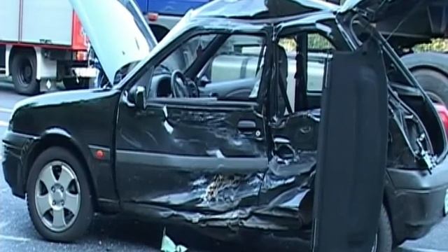 Ford Fiesta kracht in Lkw -- 18-jährige Fahrerin eingeklemmt und schwer verletzt! смотреть онлайн