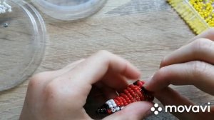 Попугай из бисера в технике параллельное плетение.