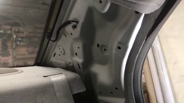 Kia cerato 2007(церато)как снять заднюю полку, боковые заглушки стоек,почему так плотно сидит полка
