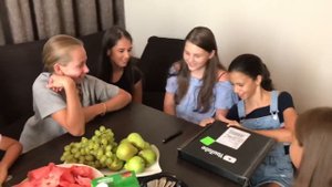 НАСТЯ ПЛАЧЕТ 😢 ЧТО случилось с КНОПКОЙ You Tube / Что в ЧЁРНОЙ коробке?