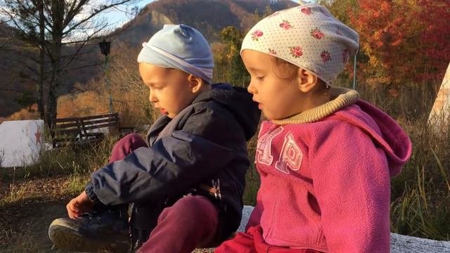 Диалог детей в лесу.Ты мой собственный мужчина)#детижгут#нашламужа#искаламужа#смешныедети#