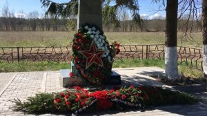 Возложение венков на братское захоронение в деревне Кейкино.