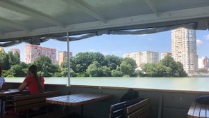 Прогулка на теплоходе по реке Кубань. Как выглядит Краснодар и самые крутые дома с причалом в Адыге