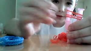 Мы сегодня будем плести рыбий хвост плетение на рогатке лёгкий браслет из резинок для начинающих кт