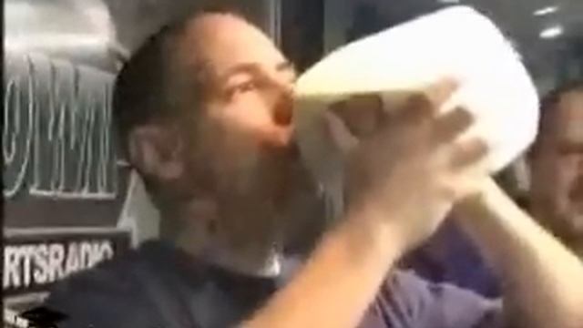 guy drinks gallon of milk 41 secs!!! смотреть онлайн