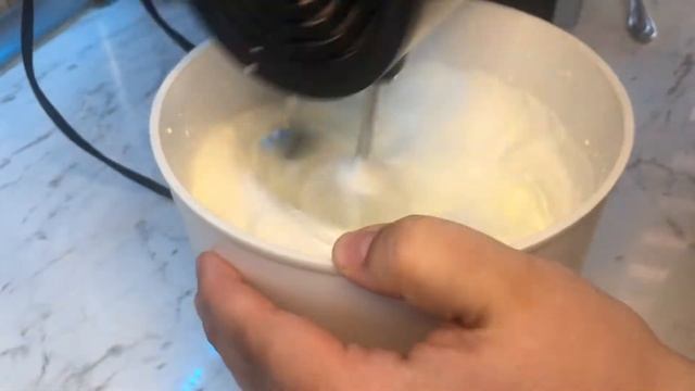 БЕРЕМ 1 БАНКУ СГУЩЁНКИ И СЛИВКИ ПОЛУЧАЕТСЯ ДОМАШНЕЕ МОРОЖЕННОЕ КРЕМ-БРЮЛЕ. У МЕНЯ ЕЩЁ И С КАРАМЕЛЬЮ