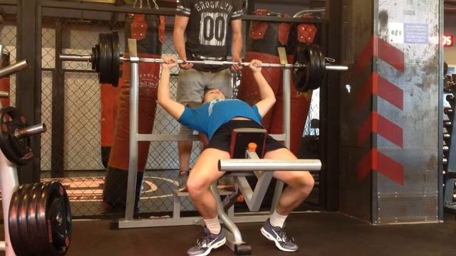 06.08.15. Жим в наклоне. 127.5 на 3. Решетов. Краснознаменск смотреть онлайн