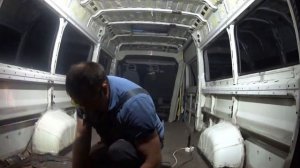 День 4.  Снимаем покрытие пола микроавтобуса Peugeot Boxer. Автодом Своими руками