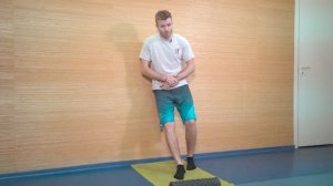 Заминка с массажным роллом и мячиком.