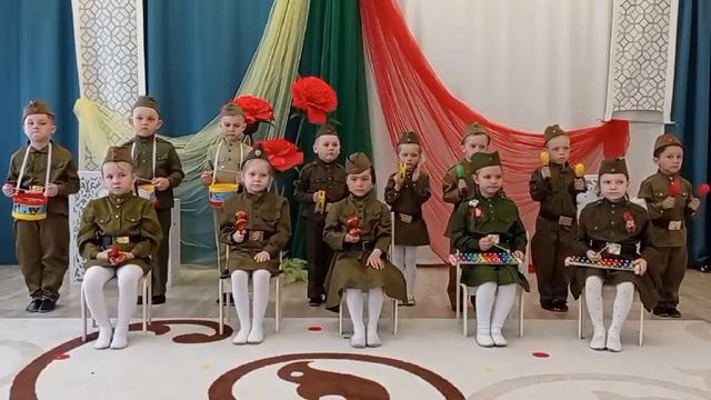 Оркестр-попурри военных песен в исполнений ансамбля "Искорка"