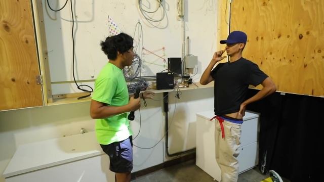 Among Us but IN REAL LIFE (Imposter IQ 9,999,999%) смотреть онлайн