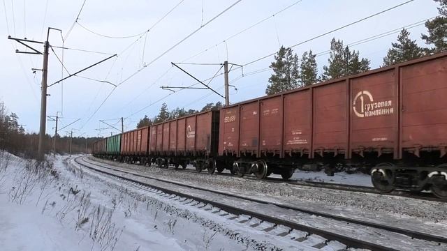 ВЛ10-1681 с грузовым поездом и приветливой бригадой смотреть онлайн