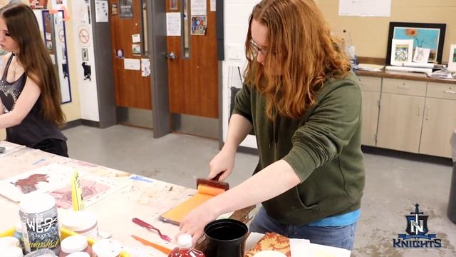 NHS Students Create Linoleum Art Pieces смотреть онлайн