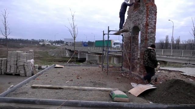 В Крымске продолжаются работы по переносу памятника на ул. Советскую. смотреть онлайн