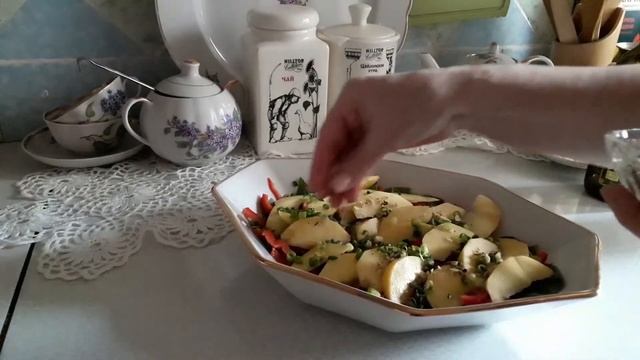 Салат из шпината и персиков с сыром сулугуни. смотреть онлайн