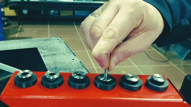 Резьбонарезной станок с верстаком на колесах смотреть онлайн