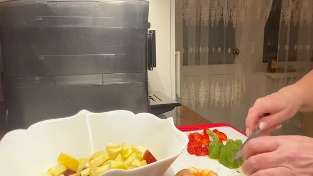 ПРОСТОЙ ДЕСЕРТ/Фруктовый салат со сметаной и сахаром смотреть онлайн