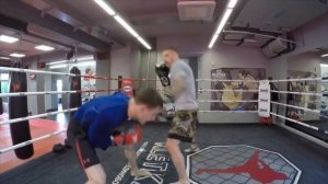 Легкий тренировочный спарринг по боксу на рефлексы с Андреем Басыниным.