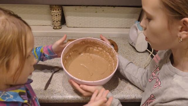4Д Четыре девочки. Я готовлю. Банановый пирог. #банановыйпирог #банановыйпирогвмультиварке #яготовл