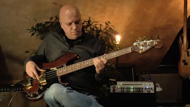 Fender Precision Special 1982 w. walnut neck & body presented by Vintage Guitar Oldenburg смотреть онлайн